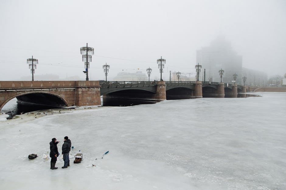 Paisagem de um rio no inverno com pescadores em ação