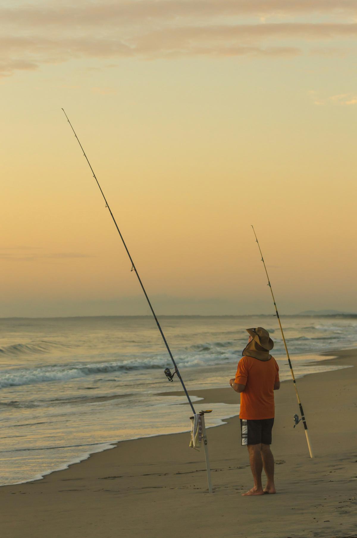 Imagem realista de um pescador segurando um surubim capturado em um rio durante o inverno