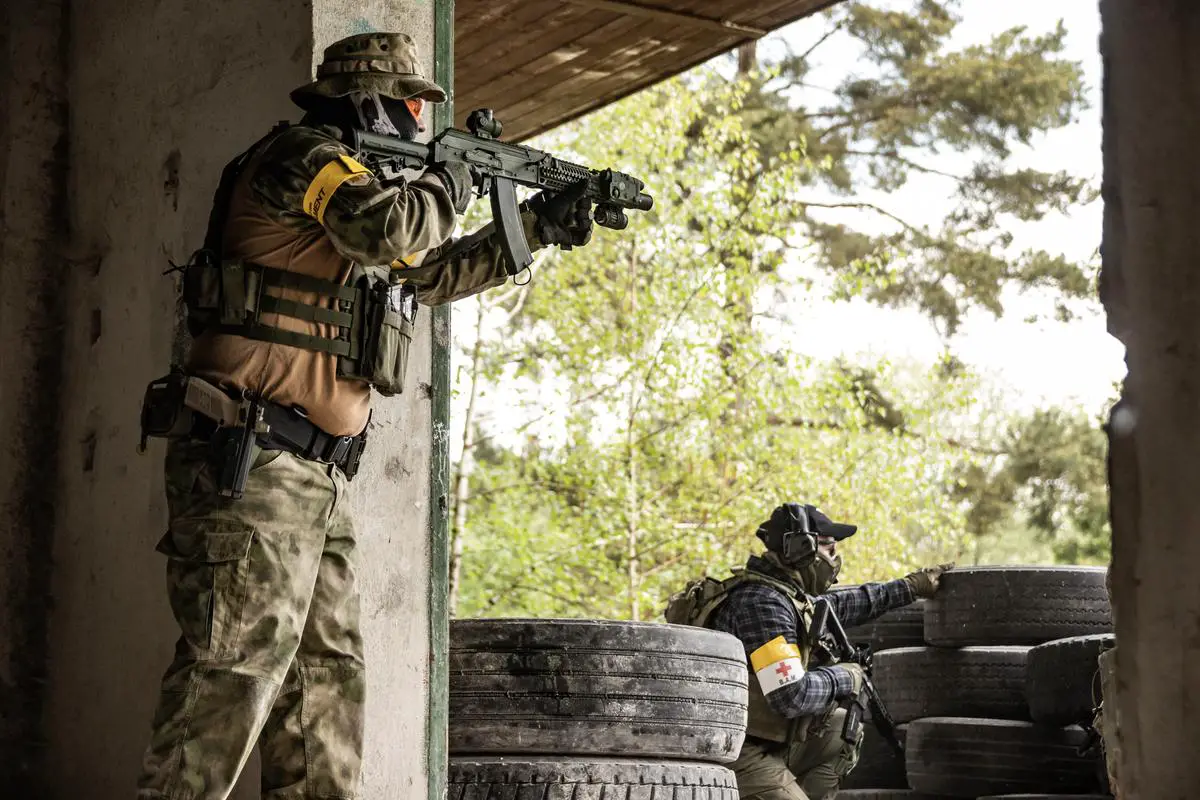 Imagem de camuflagem na selva - um soldado se camuflando entre as folhagens