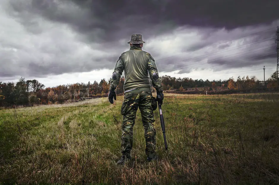 Imagem de um especialista em camuflagem na selva com roupas camufladas, fundido com a vegetação e quase invisível.