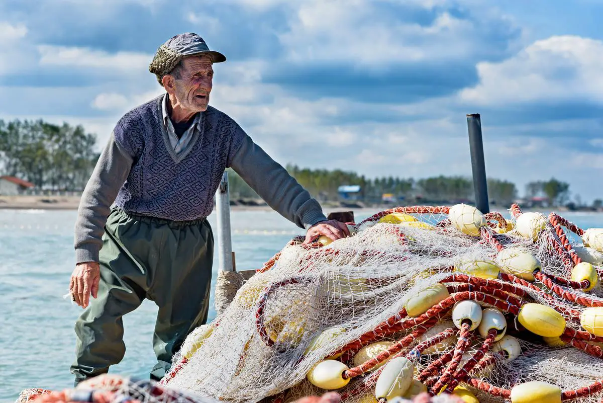 Pescador vestido adequadamente para pesca no frio