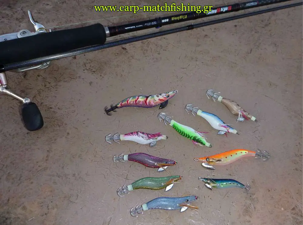 Pescador usando técnicas adaptadas para a lua minguante, como pesca com jigs e iscas de fundo.