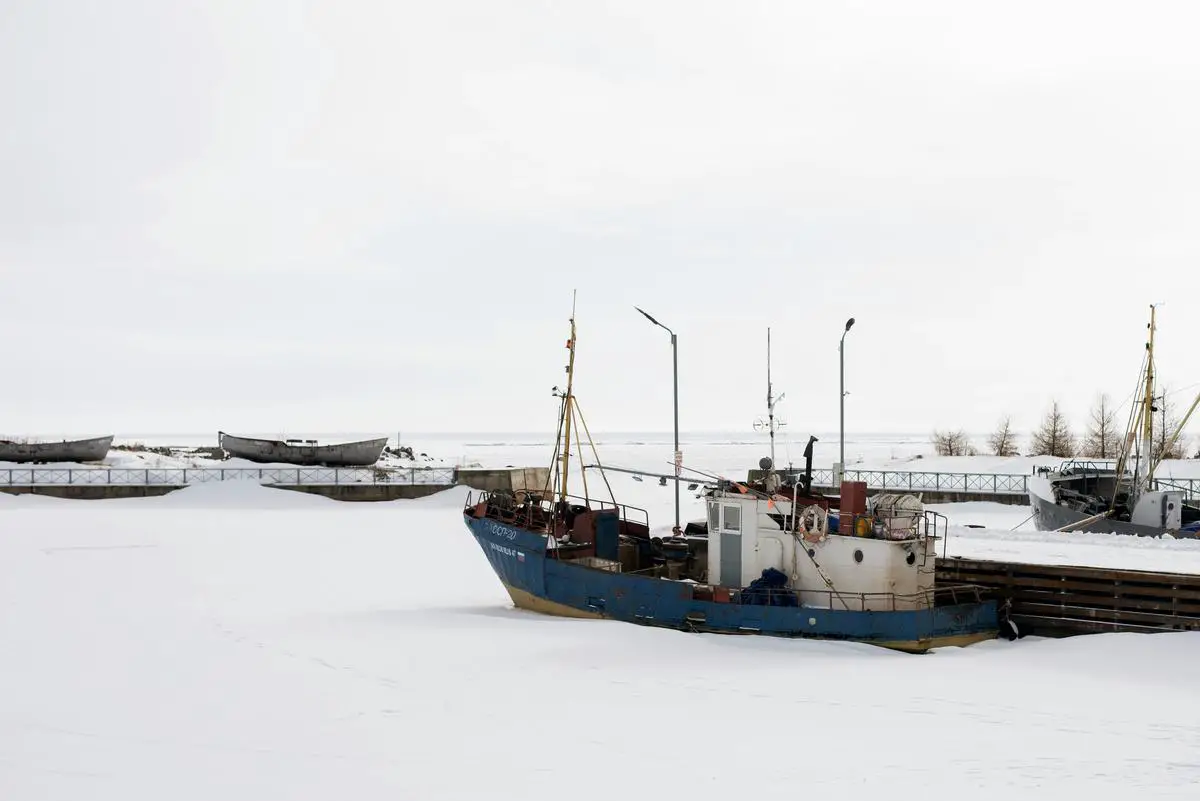 Imagem realista de um pescador em um barco durante o inverno, tentando capturar um tucunaré