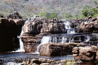 Rio com corredeiras e águas claras e oxigenadas, ideal para a pesca de trutas