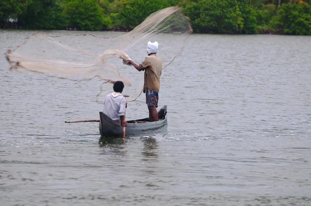 Pescador executando uma técnica de lançamento de precisão em um rio