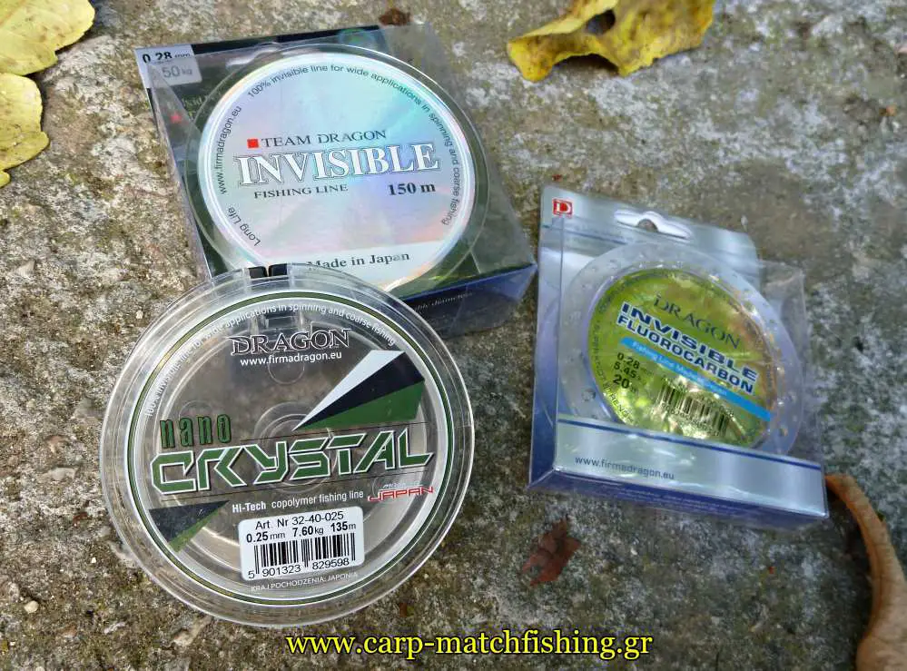 Uma variedade de linhas de fluorcarbono com diferentes características, destacando a importância de escolher o tipo certo para cada situação de pesca.